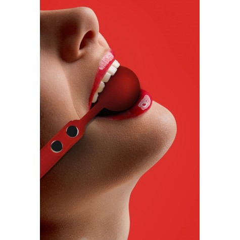 Красный силиконовый кляп-шарик Silicone Ball Gag с заклепками